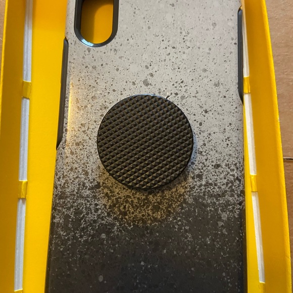 iPhone XR otterbox case - Picture 2 of 3